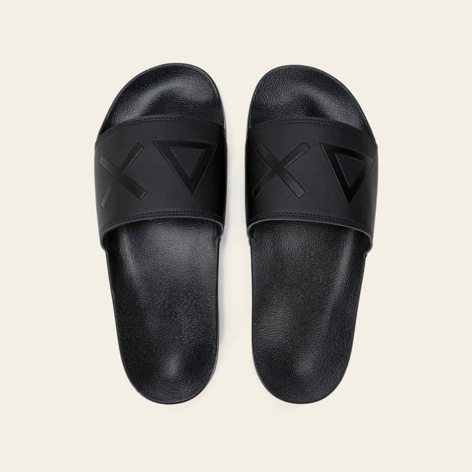 SLIPPERS LOGO BLACK — כפכפים לגברים