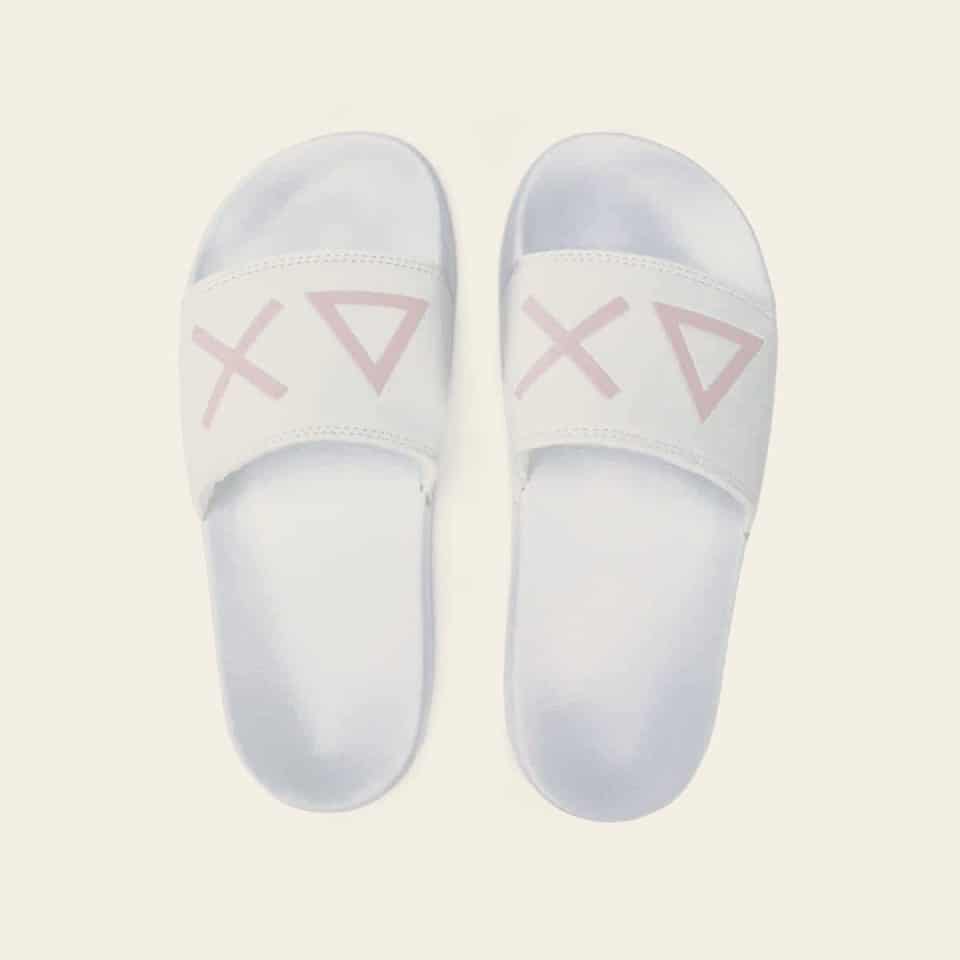 SLIPPERS LOGO WHITE — כפכפים לנשים