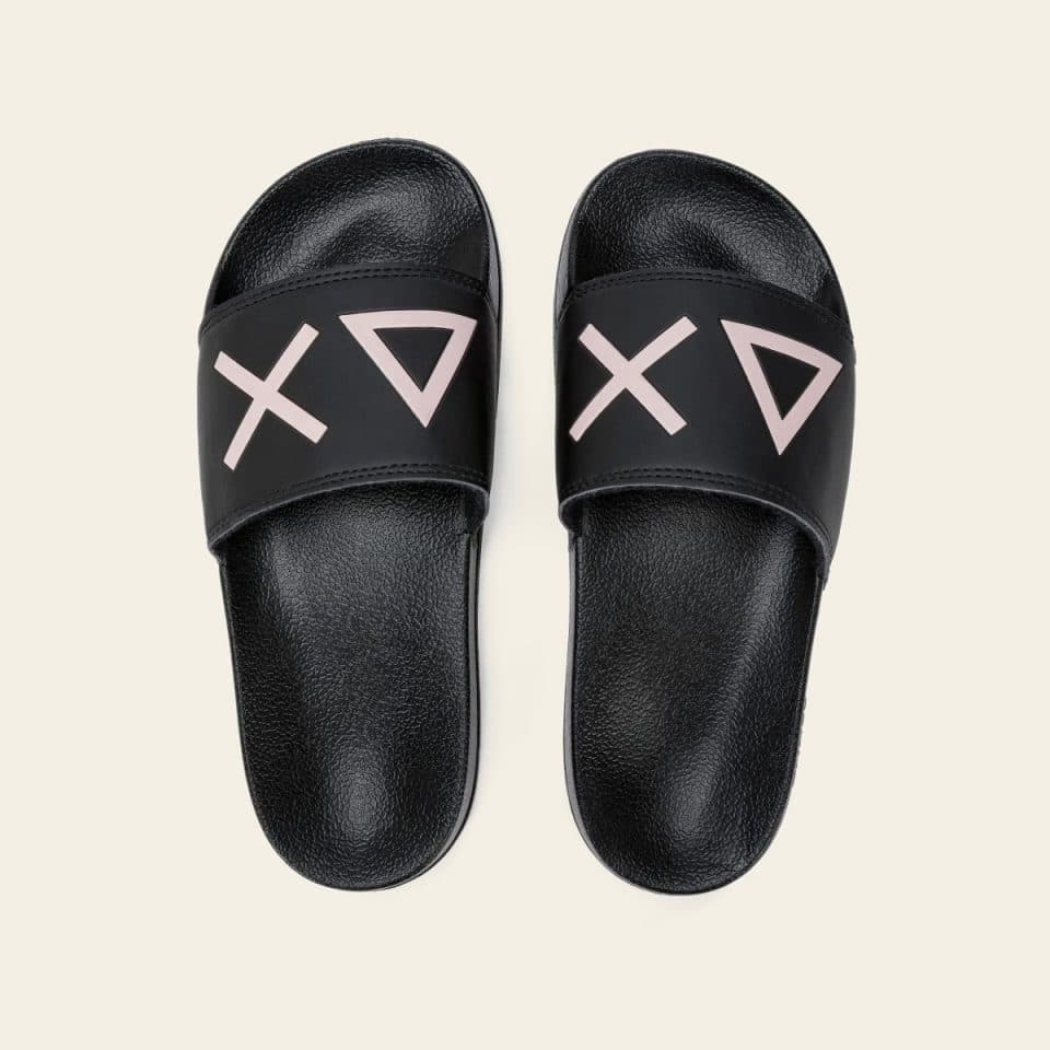 SLIPPERS LOGO BLACK — כפכפים לנשים