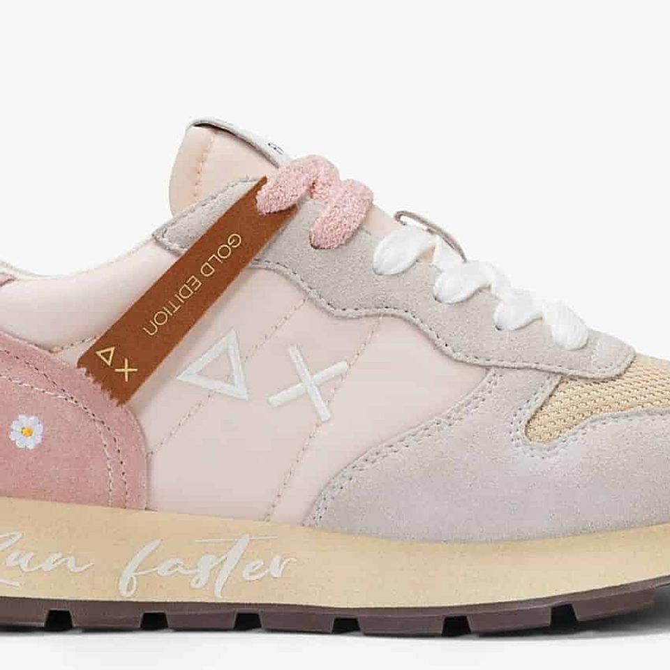 תקריב לוגו SUN68 ותג GOLD EDITION — ALLY VINTAGE SNEAKER ורוד פורצלן