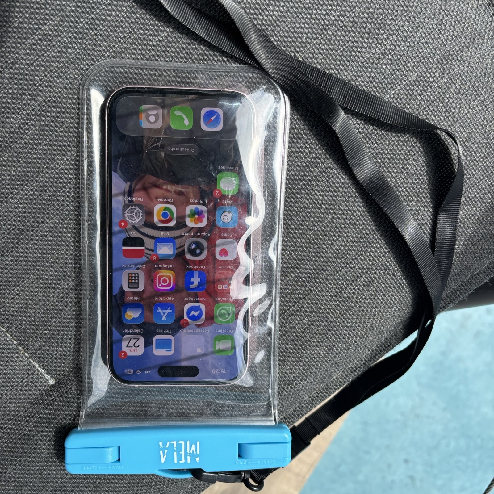 SEAWAG MELA כחול עם אייפון בפנים — מסך המגע עובד דרך הקייס