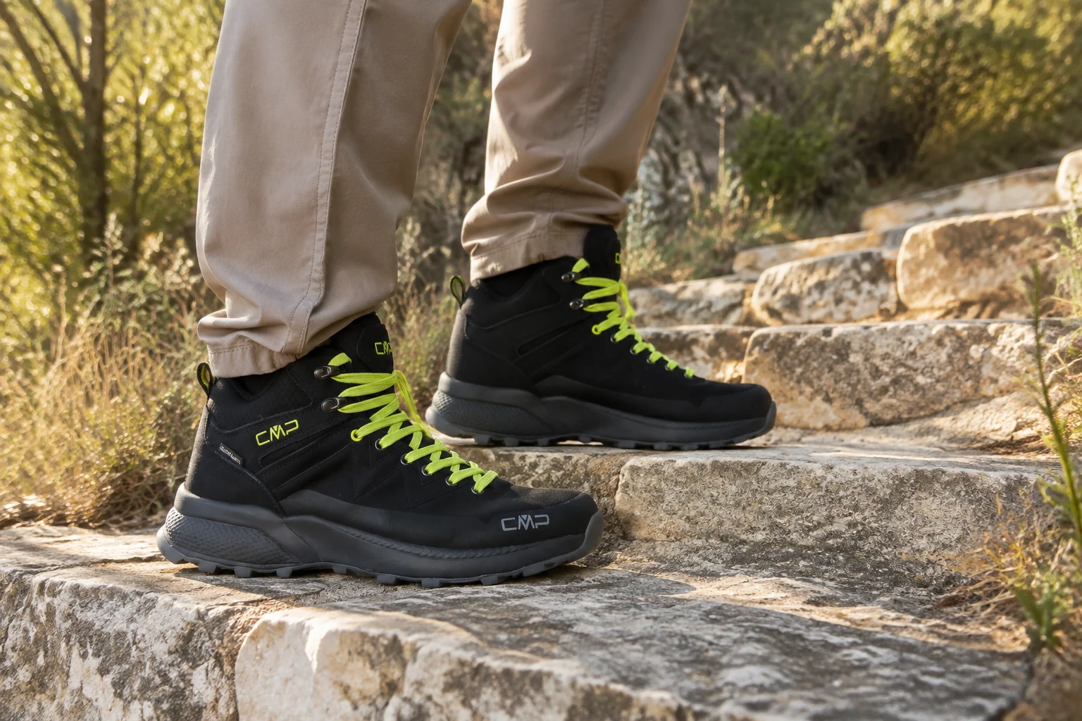 נעלי טיולים לגברים KALEEPSO MID | כחול כהה — הדמיית הדגם בזמן טיול
